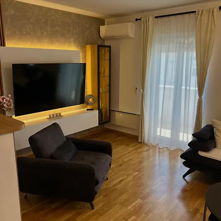 Ellenora إيموتسكي