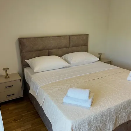 Ellenora إيموتسكي